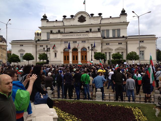 ГЕРБ са предлагали 1 млн. лева, за да се превземе Парламента при летните протести