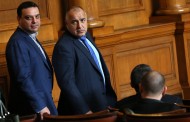 Премиерът Бойко Борисов влетя изненадващо в парламента преди минути