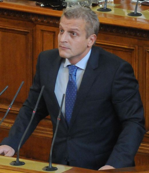 Лошата услуга, да те защити някой, който по-добре да си е мълчал…