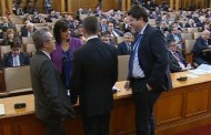 Извън обсега на камерите ДПС, ГЕРБ и БСП проведоха експресни консултации в пленарна зала
