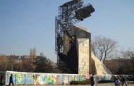 Скриват паметника пред НДК с „жив“ плет за четвърт милион лева