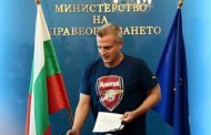 Министър Москов сам да въвежда пръстови отпечатъци