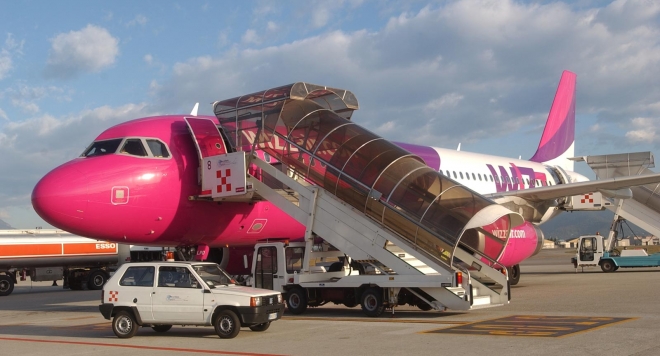 Бой с юмруци и пищящи деца на борда на Wizz air Кьолн – София!