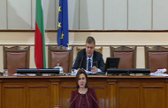 Бъчварова пак се дъни с „реформите“ си пред депутатите