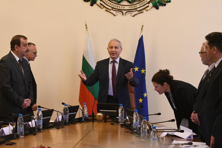 Служебният премиер: В следващите две седмици ревизия на министерствата с акцент върху обществените поръчки