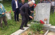 ЛЮТВИ МЕСТАН ПОЛОЖИ ЦВЕТЯ НА ГРОБОВЕТЕ НА ЖЕРТВИТЕ В СЕЛО МЕДОВЕЦ