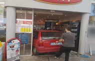 Кола се вряза във вход на бензиностанция