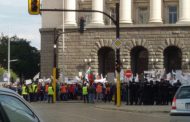 Мащабен протест пред Министерски съвет в момента