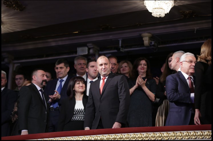 Наглост! Караянчева изгони майките от Парламента, но се е наредила във ВИП ложата за „Българската Коледа“!