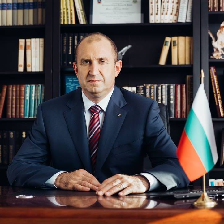Президентът Румен Радев държавнически няма да обяви какво решение е взел по казуса Гешев преди края на балотажа