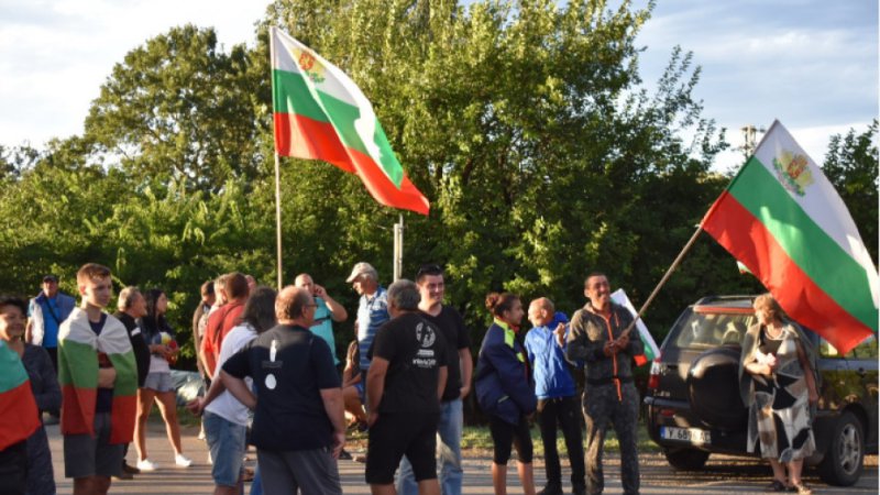 Протест пред парламента! Хората искат от политиците да не се толерират убийци и изнасилвачи.