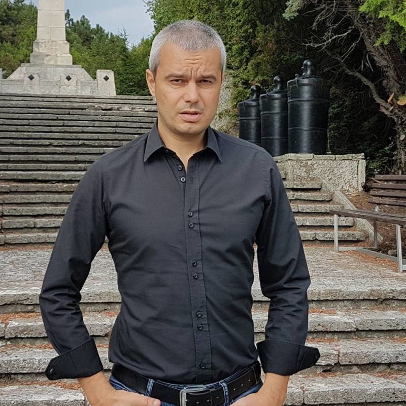 Костадин Костадинов захапа Каракачанов и Валери Симеонов. „Това са хора, които превърнаха думата патриотизъм в мръсна“!