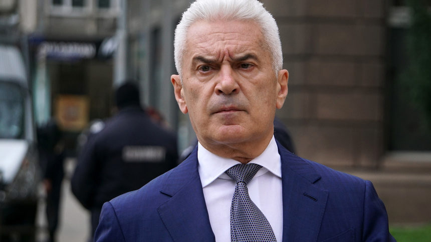 Волен Сидеров: Тия дни се разигра поредната антибългарска интермедия, която показа несъстоятелността на властта у нас. На поредната власт!