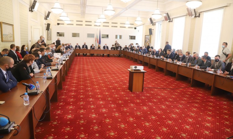„Единият бил рекетиран от Борисов по времето на Орешарски, другият гледал клипче година преди Стайков да отиде в ареста“