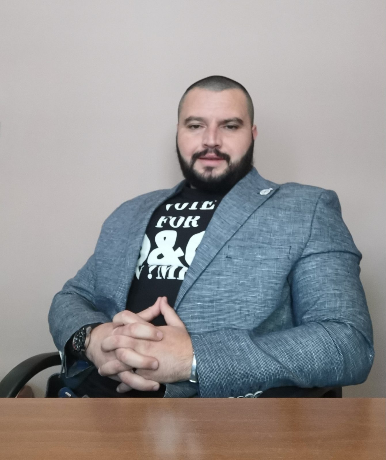 Веселин Костов, лидер на Национално движение “ Хан Кубрат“ подгони злите духове с кукерно анти-хелоуийн шествие. Предуореди и политиците да внимават, защото народът не прощава