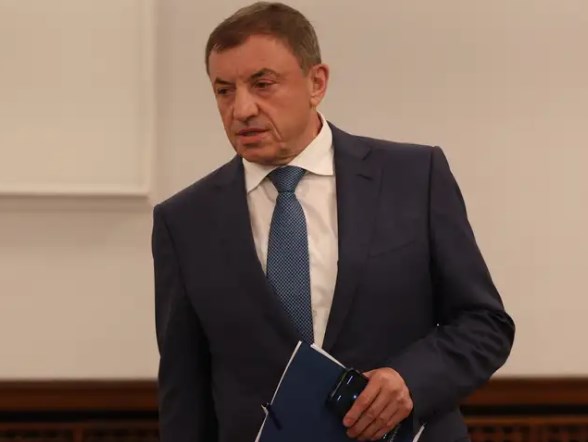 Алексей Петров падна жертва на различните кланове в правителството и некоалицията