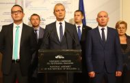 Възраждане дават брифинг в НС и репортерката на БТВ пита К. Костадинов: В много европейски градове демонтираха паментици и нямаше протести, защо тук има?