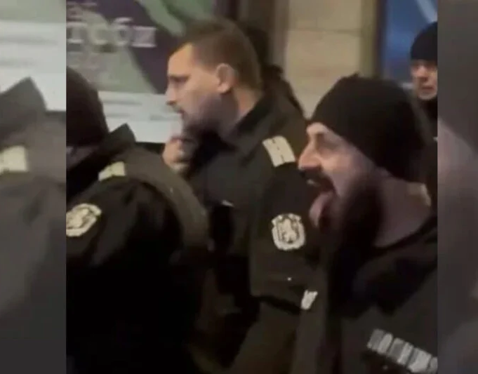 Полицаят от протестите е открит мъртъв